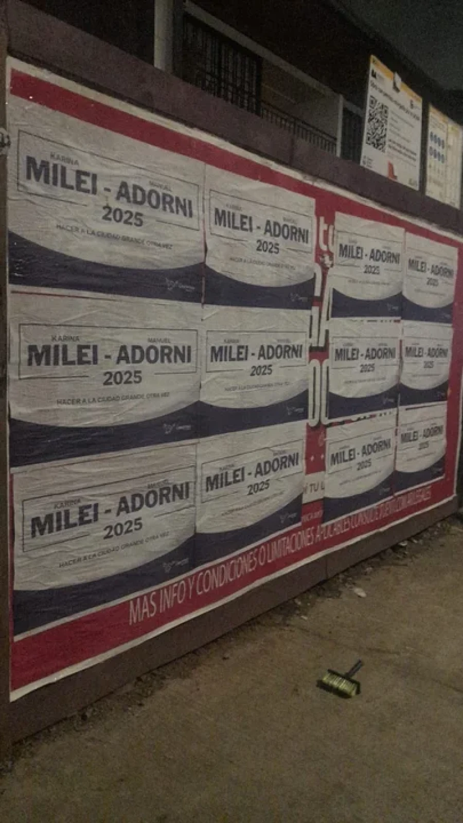 La Ciudad de Buenos Aires amaneció empapelada con afiches que impulsan la fórmula Karina Milei - Manuel Adorni.
