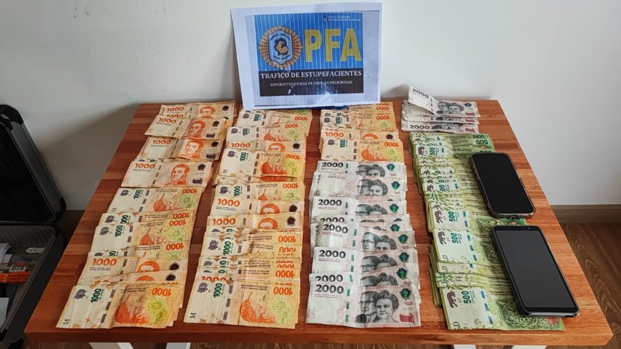 Parte del dinero en efectivo secuestrado durante los operativos en Rosario.
