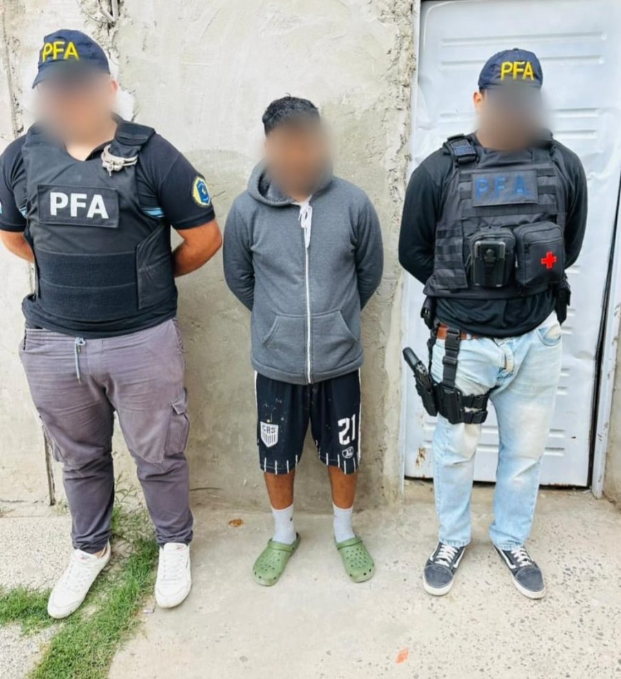 Uno de los detenidos durante los allanamientos en Rosario. (PRENSA POLICÍA FEDERAL)