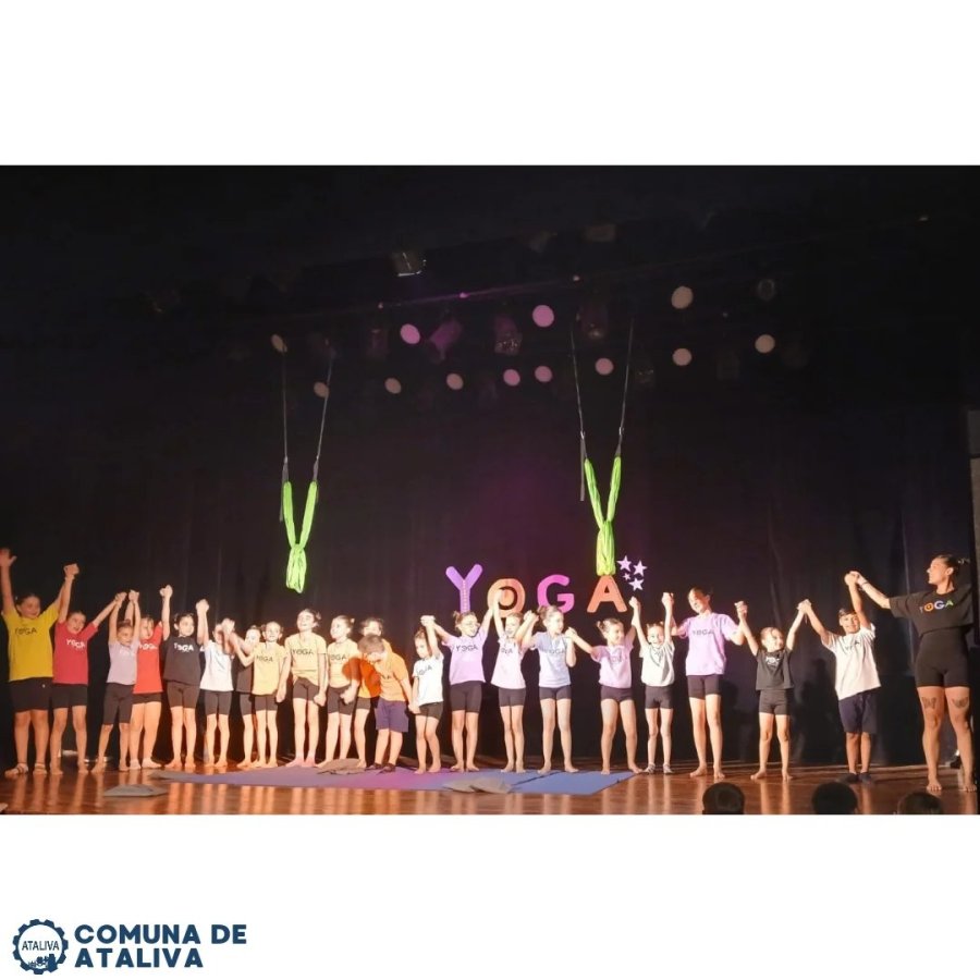 Los alumnos y su profesora en el saludo final.