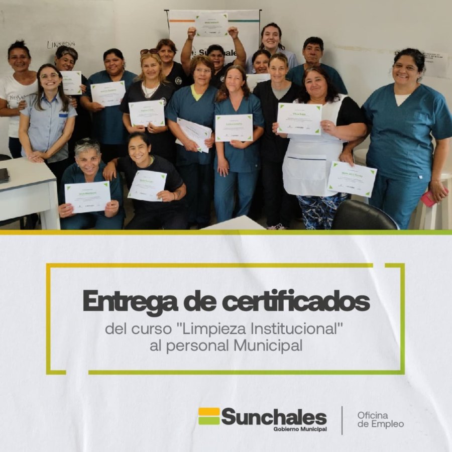 El grupo que recibió su certificado.