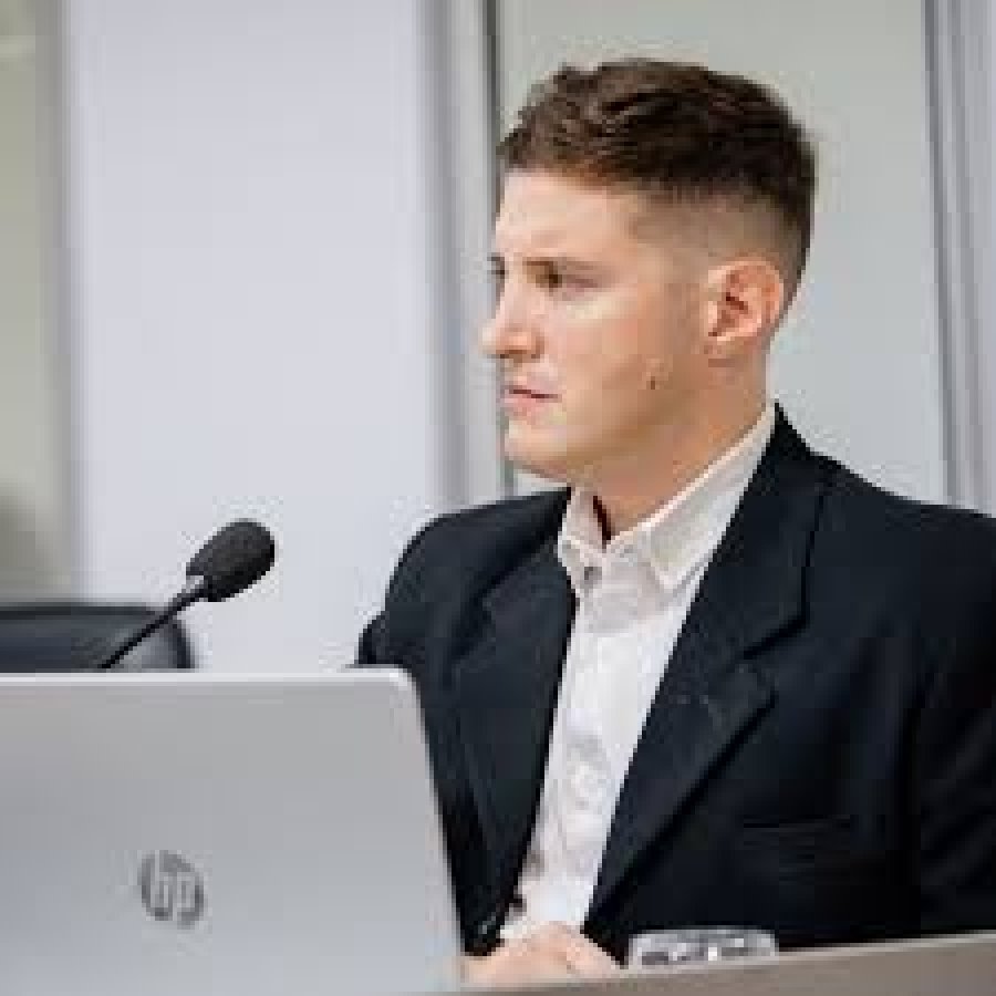 El edil sunchalense en su banca.