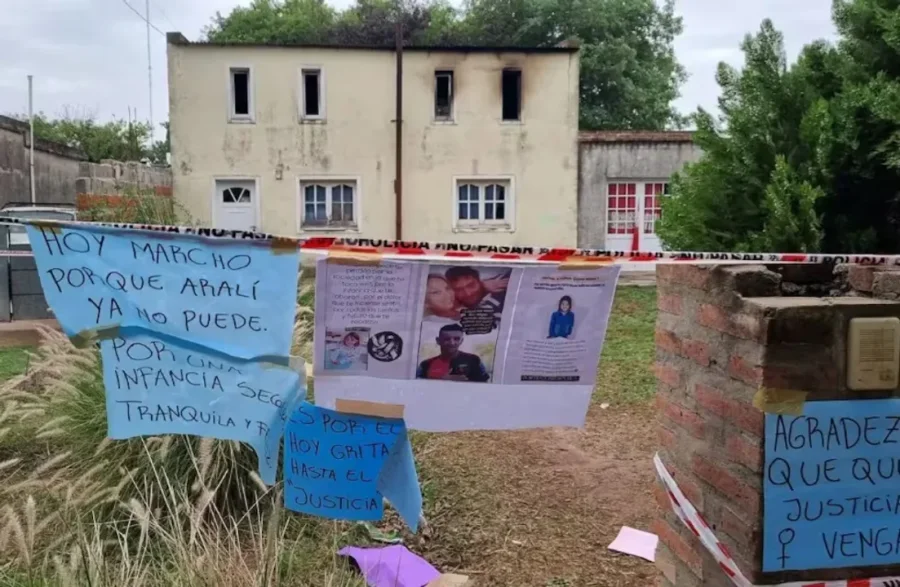 La casa de Brinkmann donde mataron a la niña se convirtió en un "santuario" pidiendo justicia por el infanticidio.