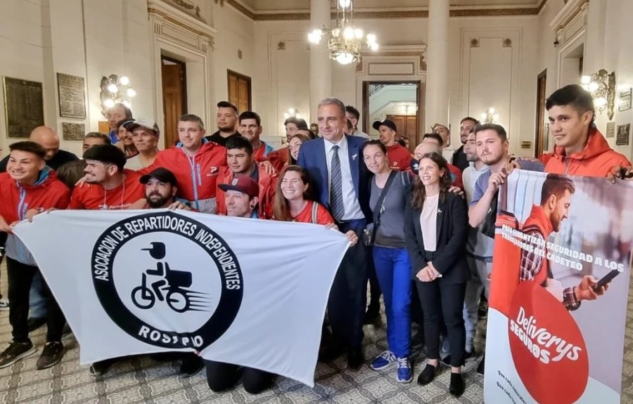 Oscar Martínez junto a trabajadores del servicio de delivery cuando se aprobó en Diputados.