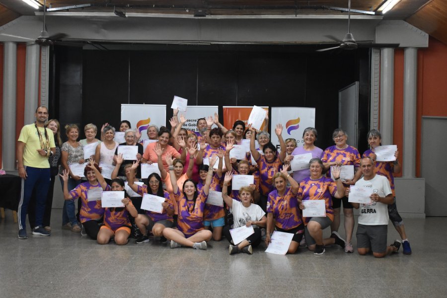 Uno de los grupos que recibió su certificado.