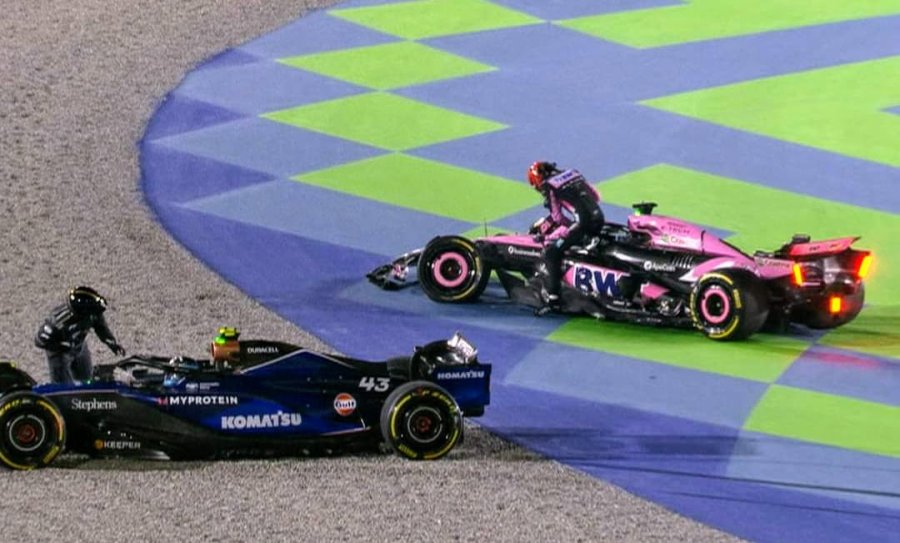 Los autos de Colapinto y Ocon tras el accidente en el inicio del Gran Premio de Qatar.