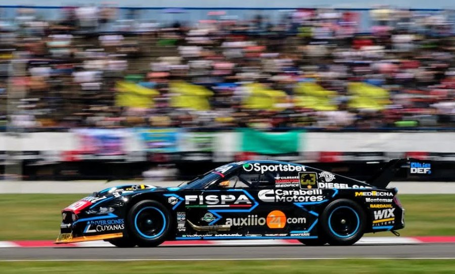Juli&aacute;n Santero con el Ford Mustang en el aut&oacute;dromo de La Plata.