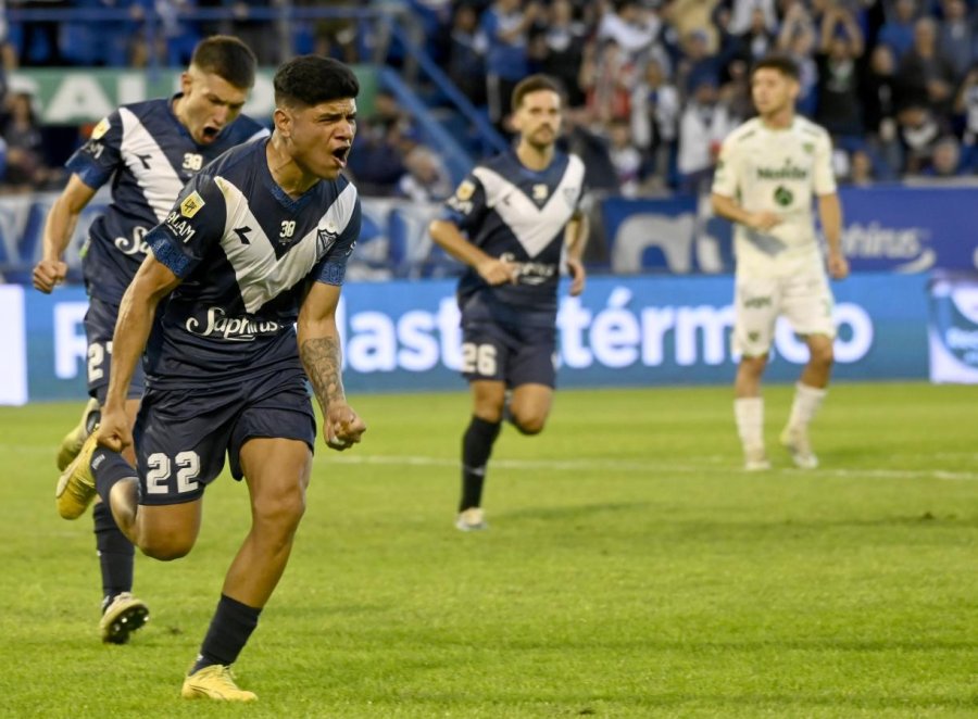 VÉLEZ GANÓ Y SE ENCAMINA AL TÍTULO