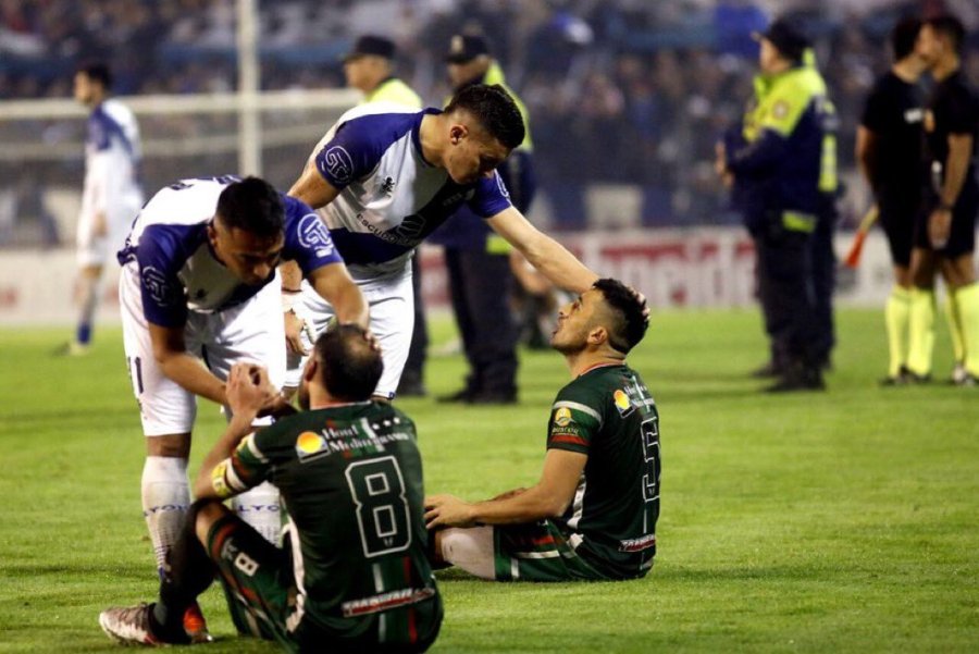 TODA UNA MUESTRA. Jugadores del equipo santiagueño consolando a sus rivales.