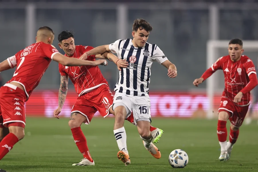 MUCHO EN JUEGO. Talleres y Huracán van por los tres puntos.