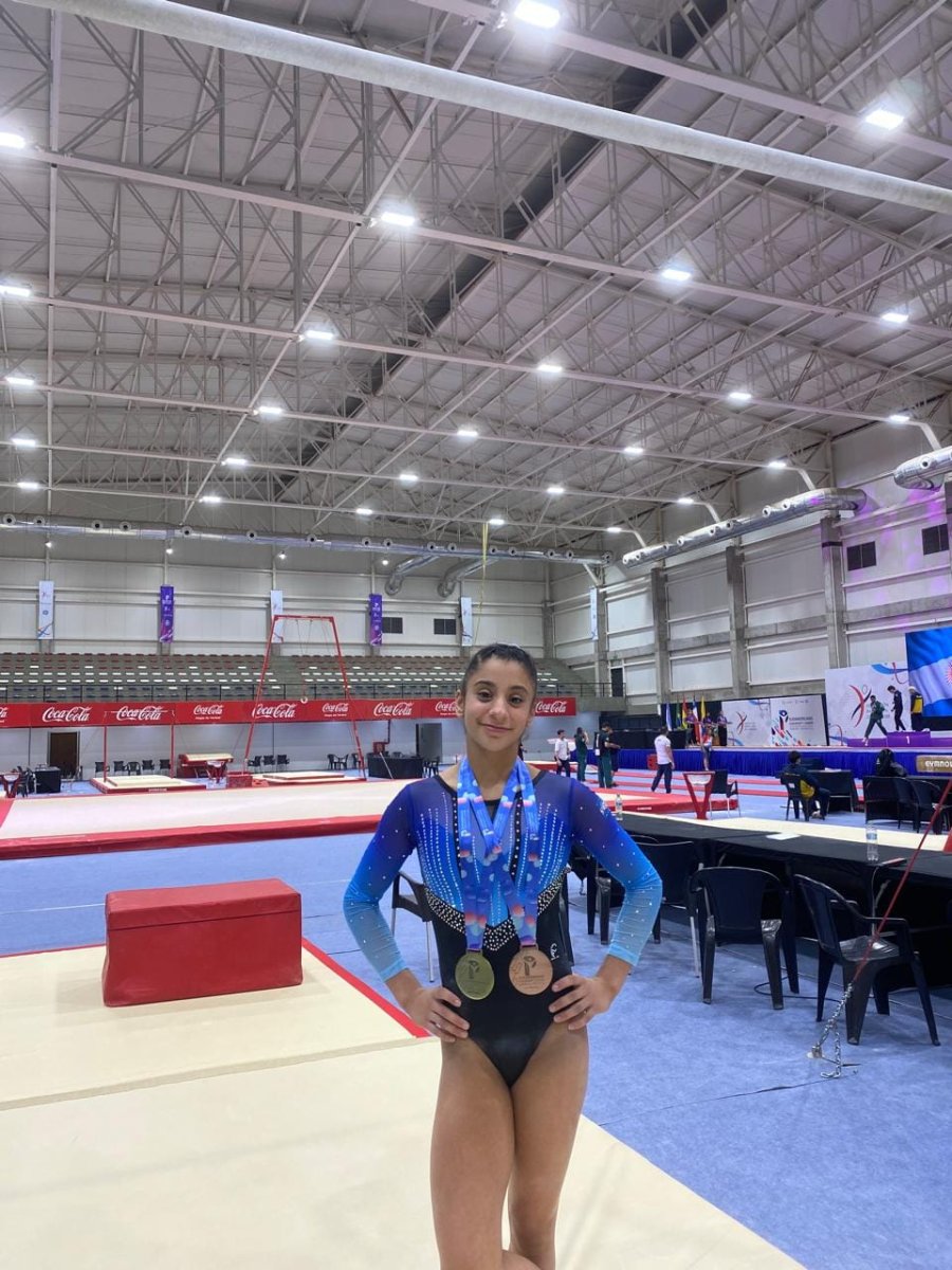 MEDALLAS INTERNACIONALES. La juvenil gimnasta de CREAR Club con sus preseas.