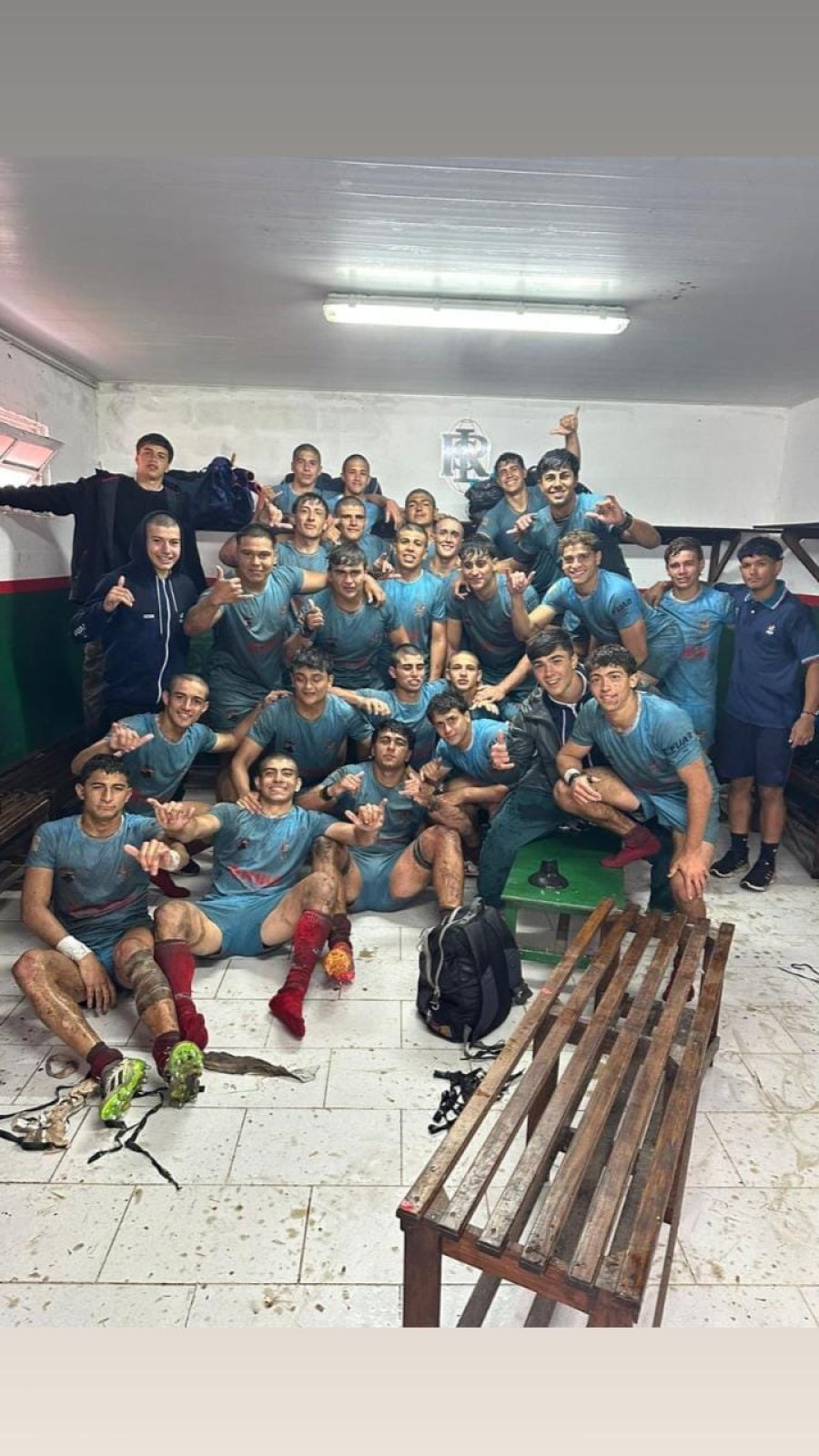 FELICES. Los chicos en el vestuario.