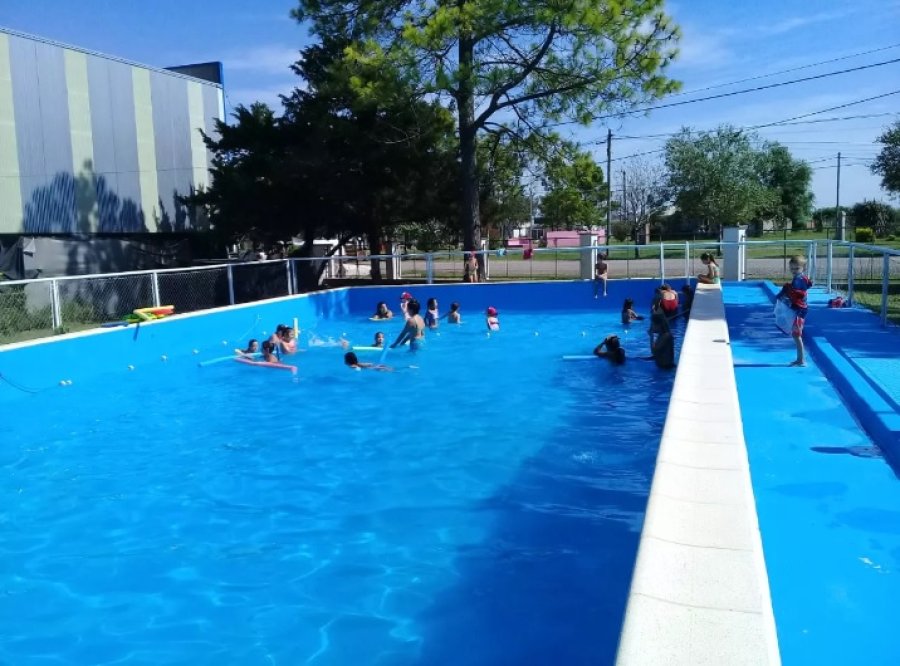 Los colonos en el natatorio del club.
