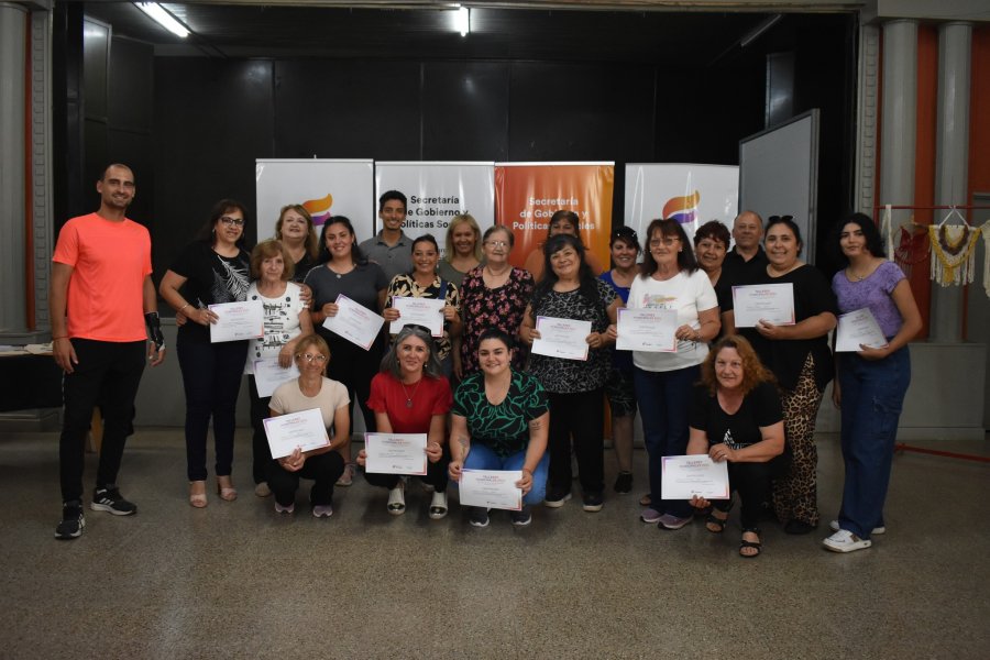 Uno de los grupos que recibieron sus certificados.