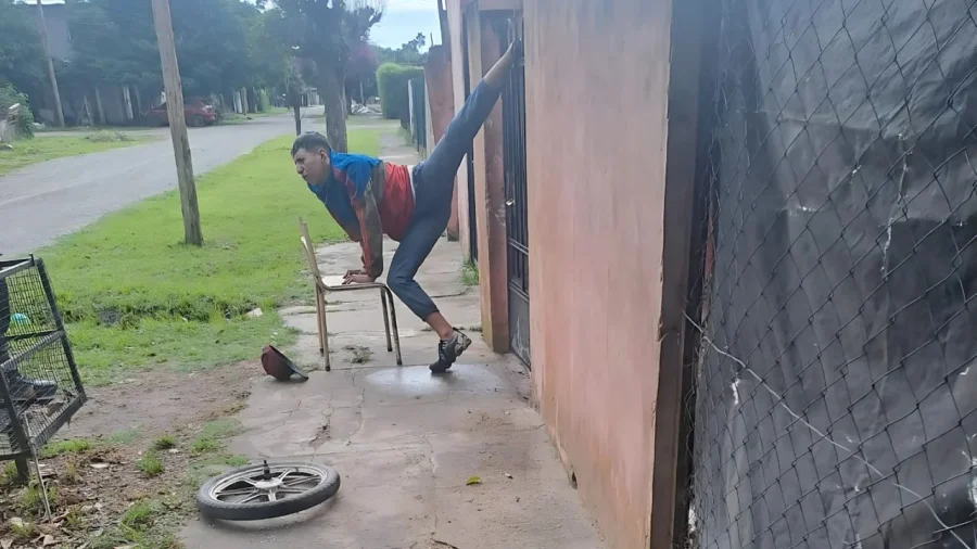 El joven fue imputado por la Policía y trasladado a un Hospital por su grave herida.