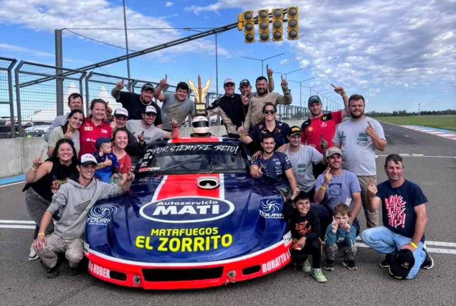 Brian Perino, el piloto de Sarmiento, con los integrantes de su equipo y la Chevy.