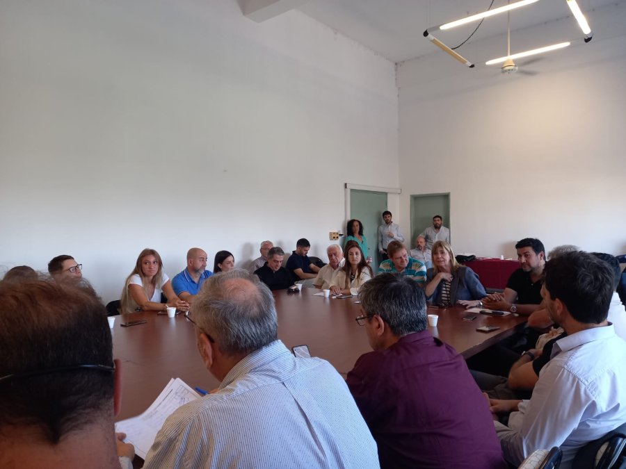 Alcides Calvo (de espaldas) particip&oacute; de la cumbre peronista por la reforma de la Constituci&oacute;n. (PRENSA PJ)