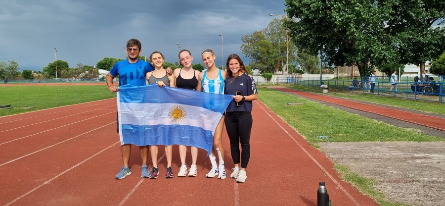EQUIPO LISTO. Las atletas junto a los entrenadores Ariel Magallanes y Rocío Donnet.