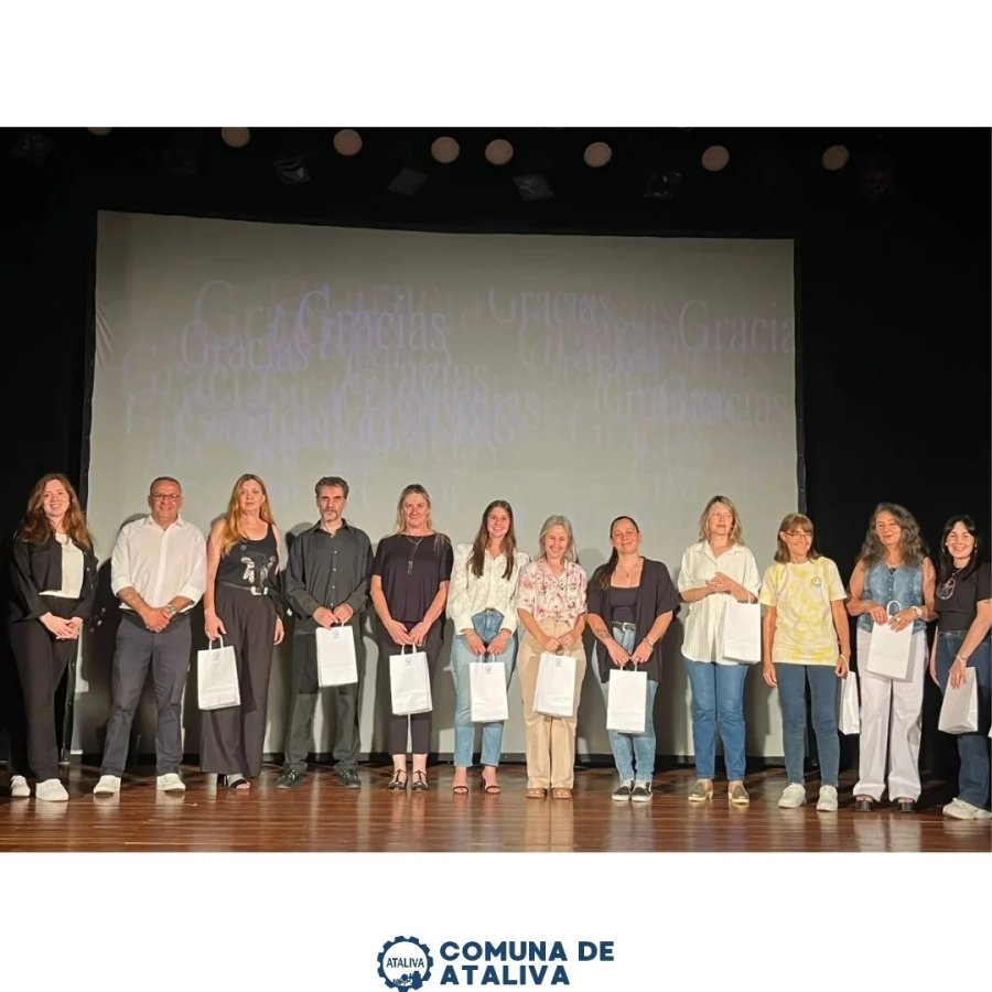 Final de la ceremonia ls coordinadoras de los talleres junto al titular de la Comuna.