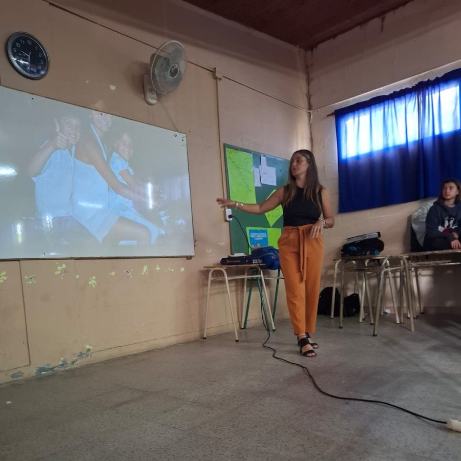 Antonela Cerutti durante su exposición.