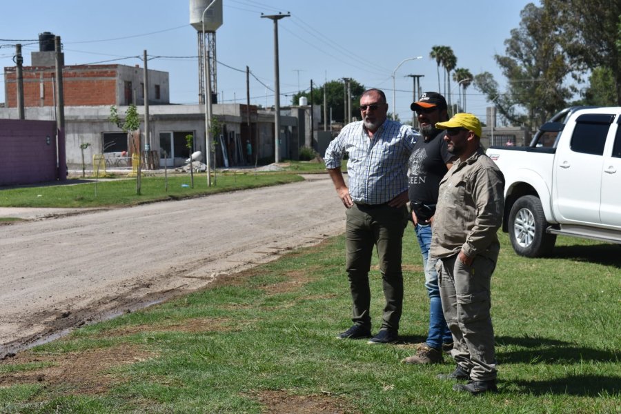 El Intendente  junto a operarios en el inicio de obra.