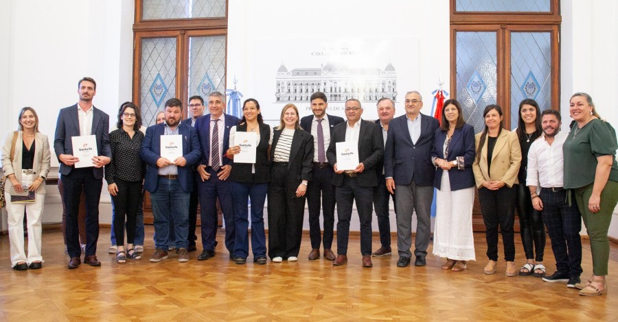 El grupo que participó de la firma de los convenios.