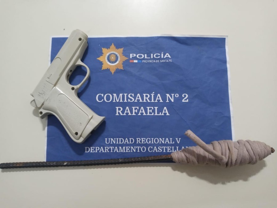 La réplica de utileria de una pistola y el elemento punzo cortante de 40 cm de longitud que portaba el arrestado.