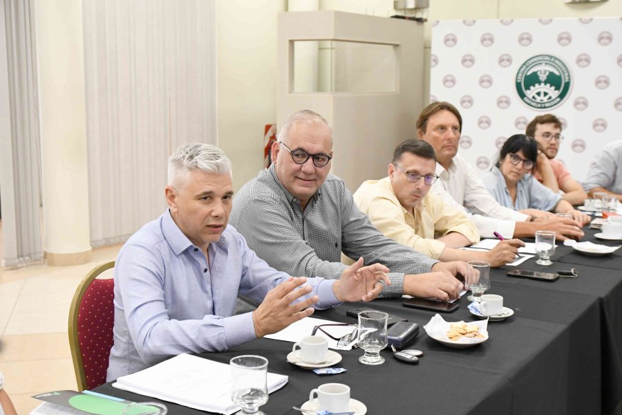 Mauricio Rizzotto, Gabriel Corrado, Lisandro M&aacute;rsico, Hern&aacute;n Heinzmann y Alejandra Sagardoy entre otros durante la reuni&oacute;n en el CCIRR.