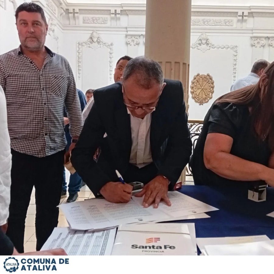 El titular comunal firmando el acuerdo.