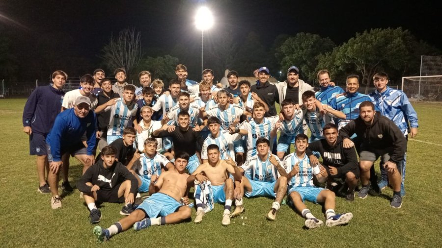 CAMPEONES. La reserva de la Crema festejó en la final.