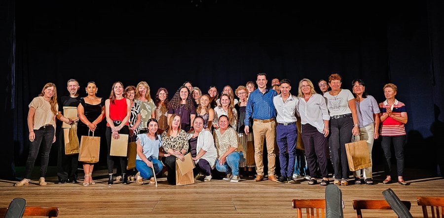 Ceremonia.  Cuerpo directivo, docentes y colaboradores con autoridades comunales.