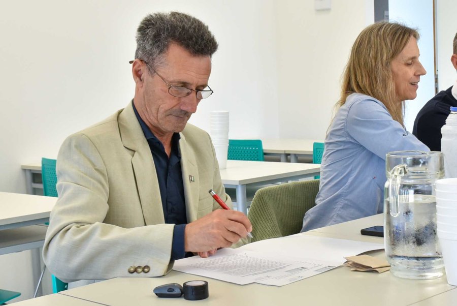ADRIÁN SOLA. El presidente comunal firmando el acuerdo.