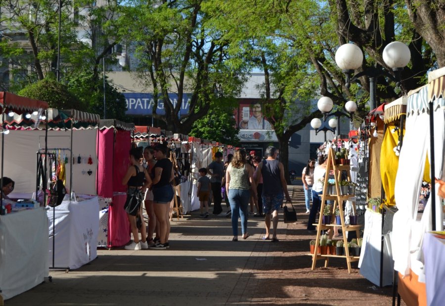 PLAZA FERIA. Fin de semana de la cl&aacute;sica muestra de artesanos y de Feria Desde el Origen.