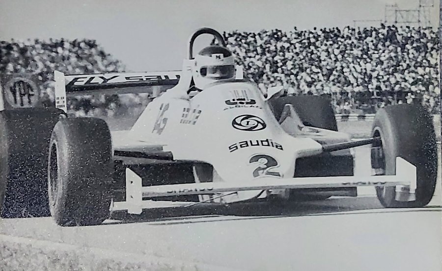CARLOS REUTEMANN. Ingresando al tobog&aacute;n del aut&oacute;dromo porte&ntilde;o con el Williams FW07.