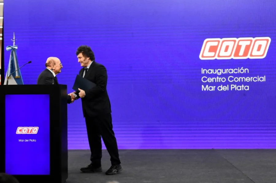 EN MAR DEL PLATA. El presidente Javier Milei y Alfredo Coto, fundador de la cadena de hipermercados.