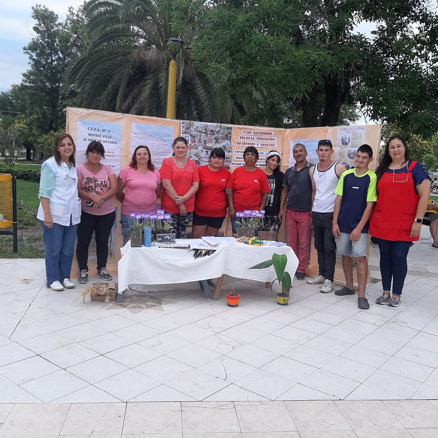 Alumnos y docentes durante el acto.