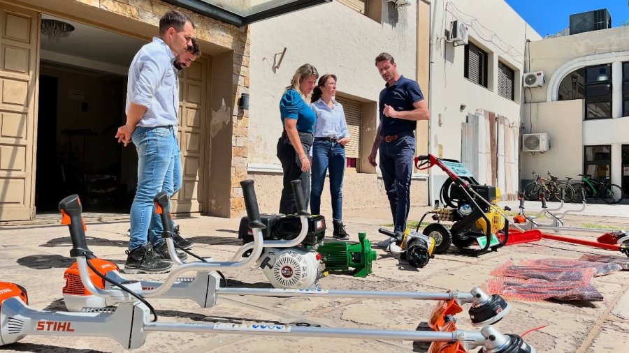 El Intendente y demás funcionarios observando los elementos adquiridos.
