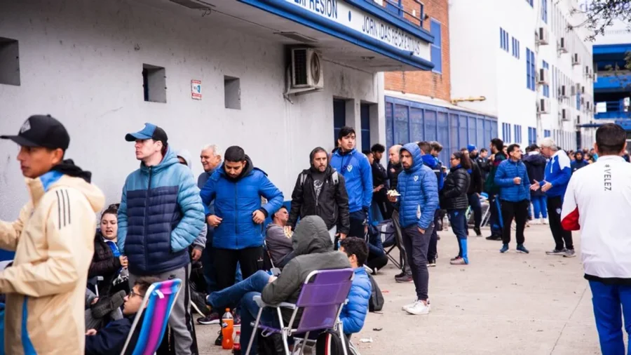 Los hinchas velezanos realizan largas filas en busca de su entrada para el partido del miércoles en Santa Fe.