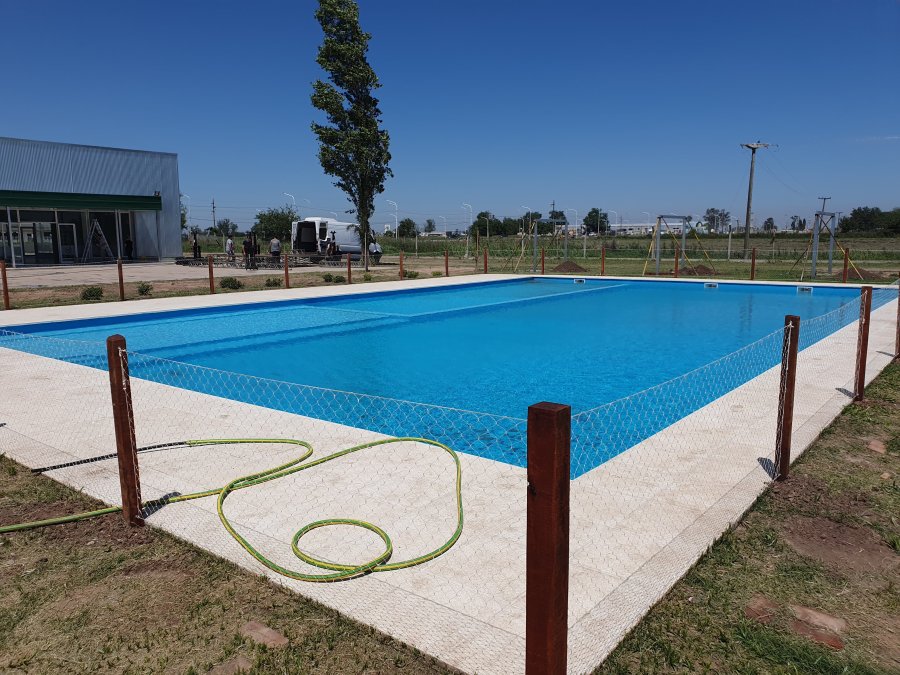 La pileta de 12,5 por 20 metros en el centro del predio recreativo del Sindicato de Luz y Fuerza. (FOTO DIEGO CAMUSSO)