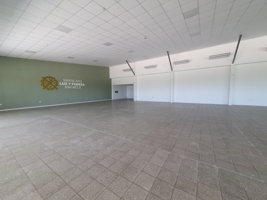 El amplio sal&oacute;n con capacidad para 450 personas en el nuevo Centro Recreativo del Sindicato de Luz y Fuerza de Rafaela. (FOTO DIEGO CAMUSSO)