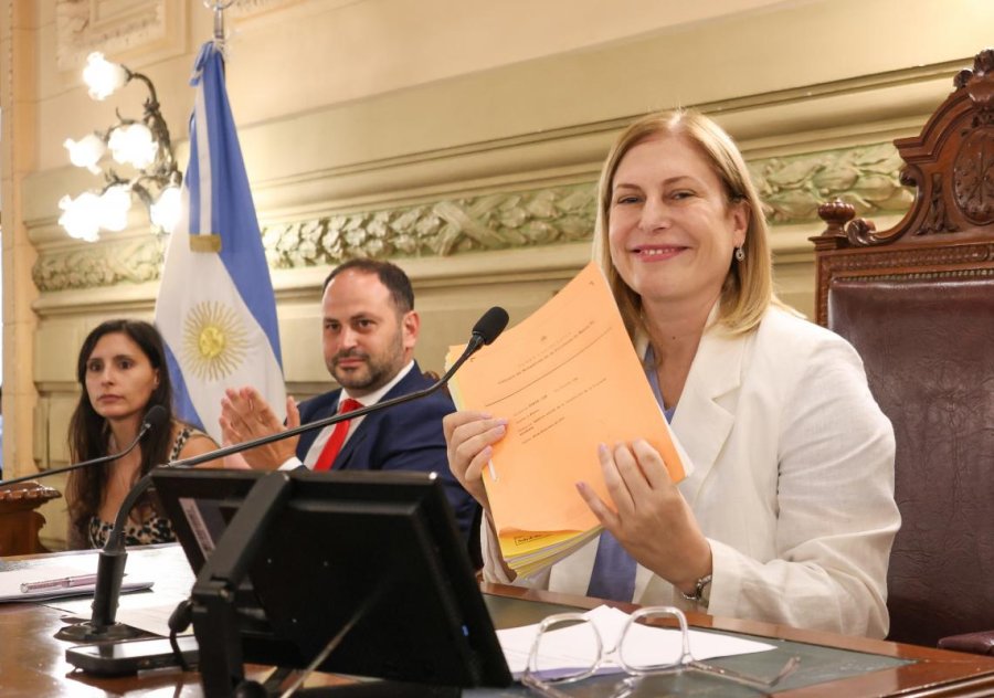 La vicegobernadora y titular del Senado, Gisela Scaglia, se muestra sonriente tras la aprobaci&oacute;n de la ley sobre la reforma.