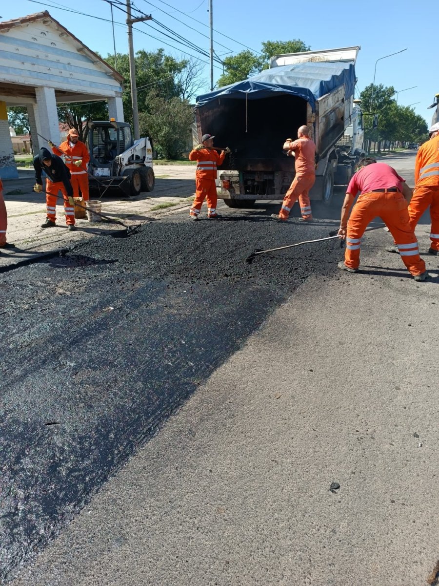 Operarios de Vialidad Provincial ejecutando la obra en torno al paseo público.