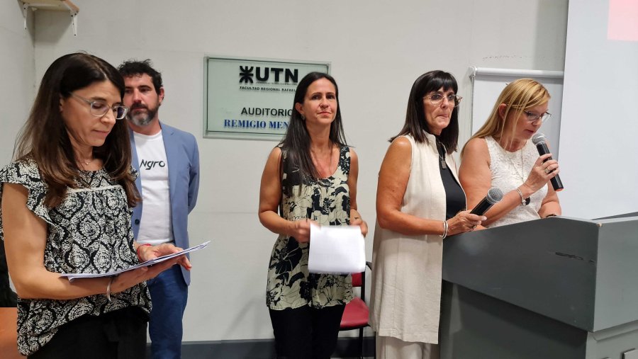 El equipo docente del Gabinete de Idiomas de UTN FRRa y de UNRaf durante el acto de colaci&oacute;n. (FOTO UTN FRRA)