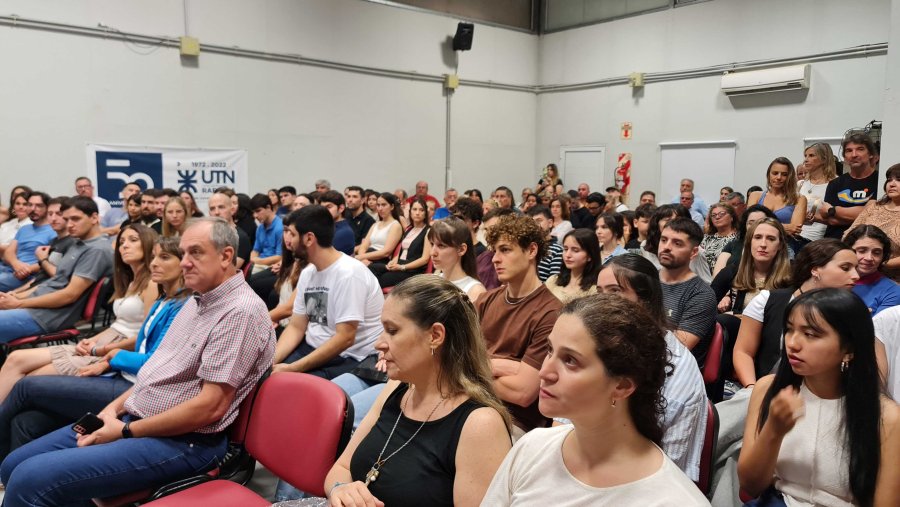 El auditorio de la UTN sede Villa Rosas colmado durante el acto de cierre del Gabinete de Idiomas. (FOTO UTN FRRA)