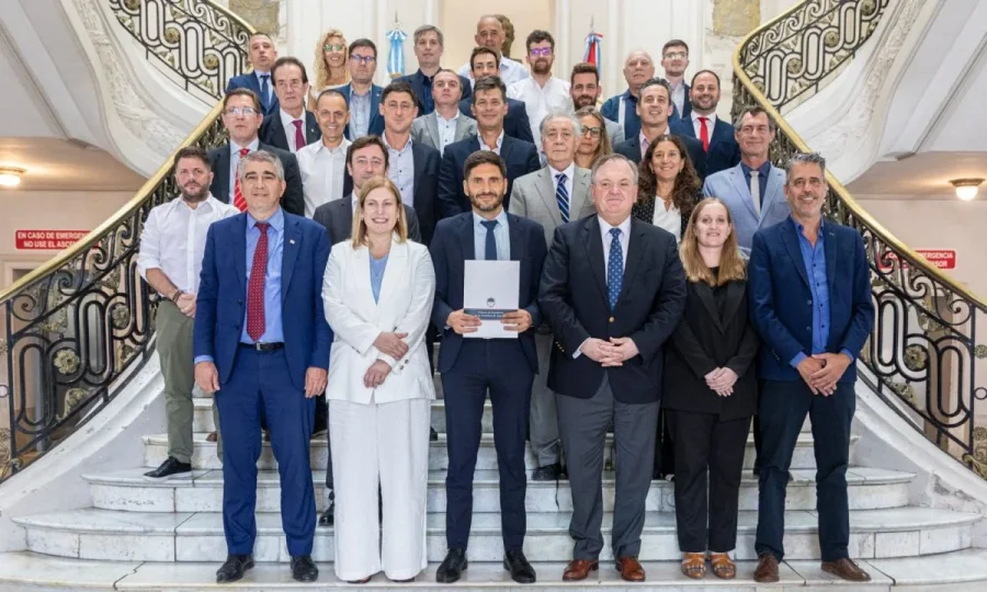 Los legisladores en la escalera central de la Casa Gris, al entregar la flamante ley al gobernador, Maximiliano Pullaro.