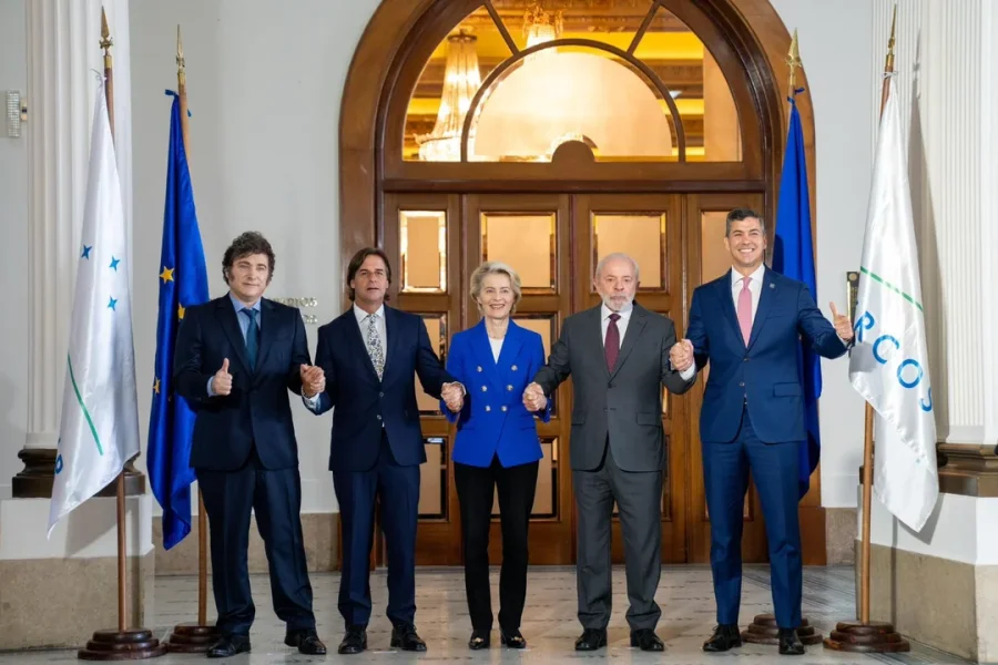 Milei, Lacalle Pou, Von der Leyen, Lula y Peña en Montevideo al celebrar el acuerdo entre el Mercosur y la UE.