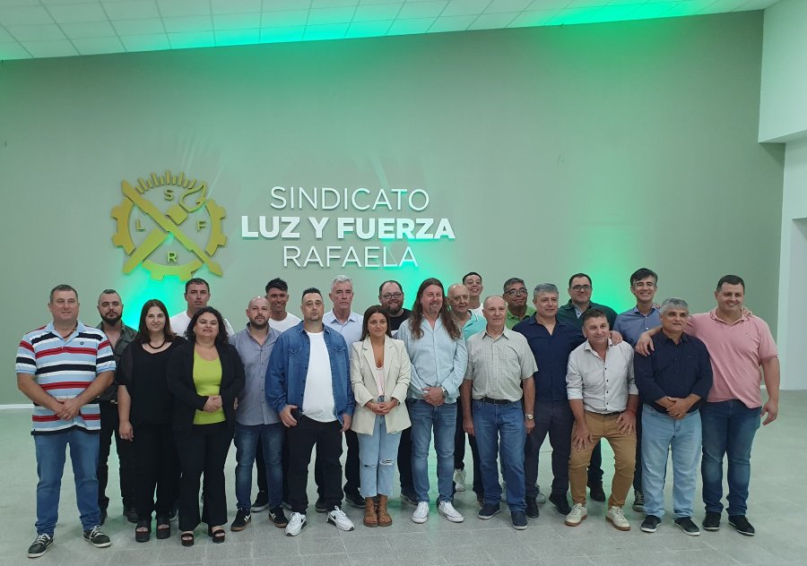 Sebasti&aacute;n Beccar&iacute;a y Enrique Ruppen junto a todos los integrantes de la Comisi&oacute;n Directiva de Luz y Fuerza de Rafaela. (FOTO DIEGO CAMUSSO)