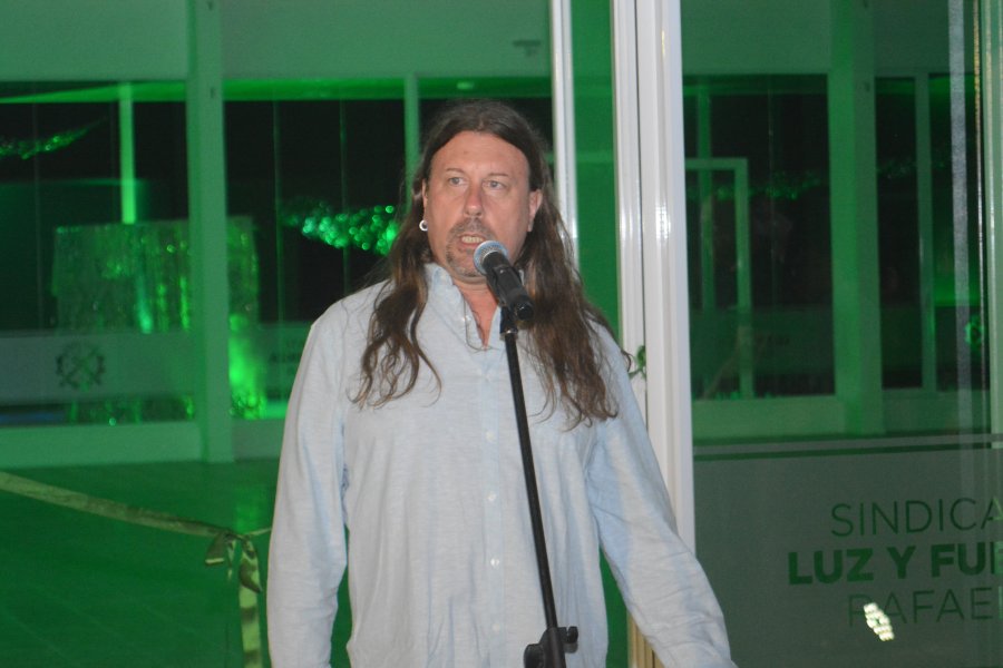 El secretario de Luz y Fuerza, Sebasti&aacute;n Beccar&iacute;a al ofrecer su discurso en el acto de inauguraci&oacute;n del Centro Recreativo. (FOTO DIEGO CAMUSSO)