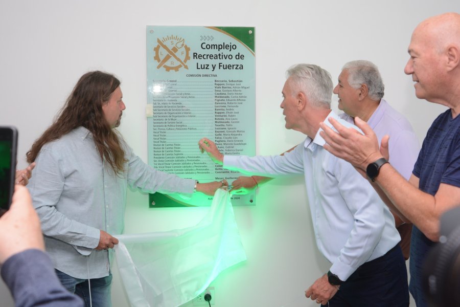 Sebasti&aacute;n Beccar&iacute;a, Enrique Ruppen, Guillermo Moser y Juan Alfredo Romero descubren una placa con el nombre de todos los integrantes de Comisi&oacute;n Directiva en el nuevo sal&oacute;n del Centro Recreativo. (FOTO DIEGO CAMUSSO)