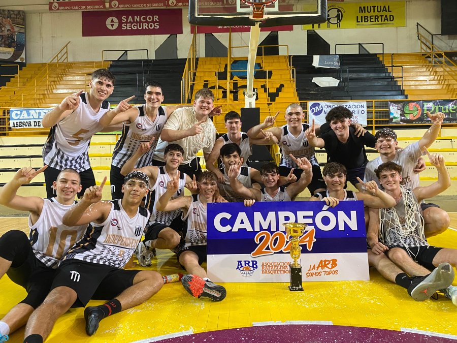 NEGRO CAMPEON. Los chicos del CAI festejando el título.